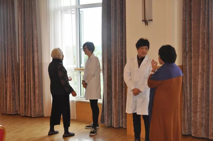 華陽(yáng)口腔走進(jìn)恭和苑義診：全身健康從口腔健康開(kāi)始
